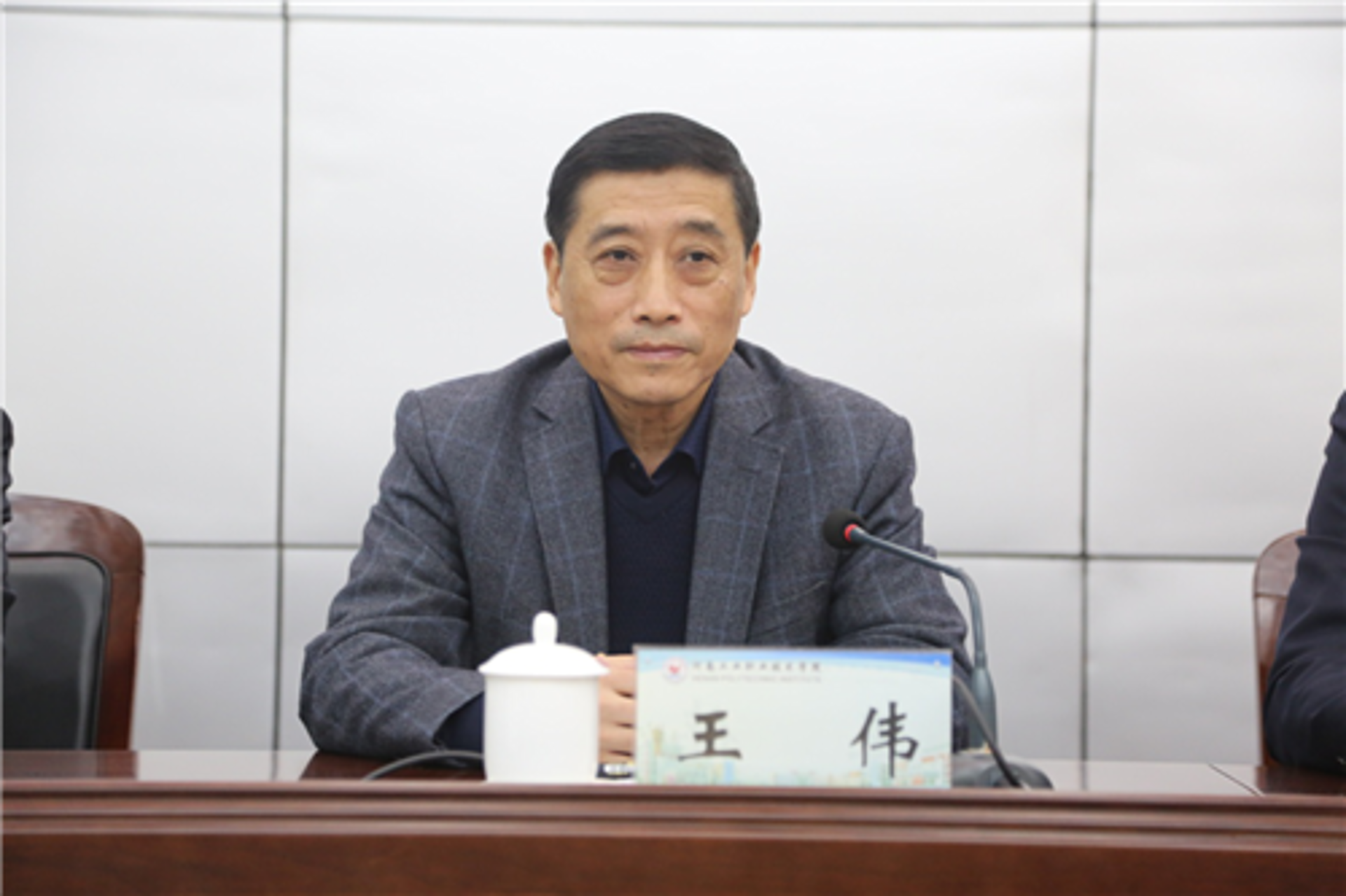卧龙电气